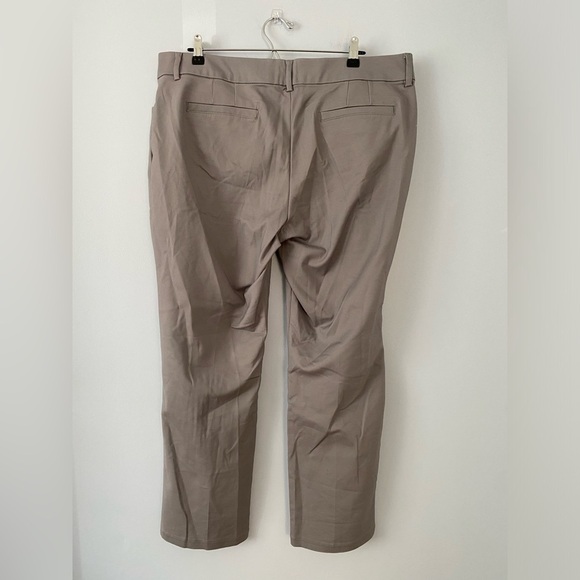 Lee Regular Fit Straight Leg Size 18 Short Gray Pants Mid Rise Secretly Shapes - Picture 2 of 7